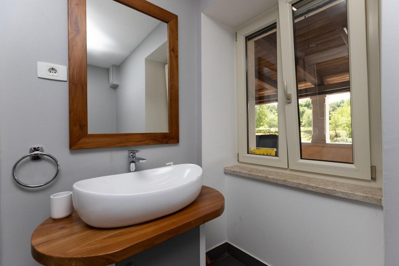 Villa Viscum In Central Istria For 8 Persons With Large Garden - Pet Friendly بازين المظهر الخارجي الصورة