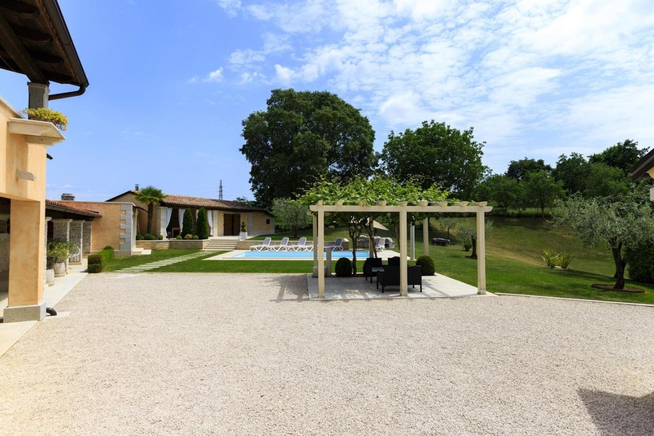 Villa Viscum In Central Istria For 8 Persons With Large Garden - Pet Friendly بازين المظهر الخارجي الصورة