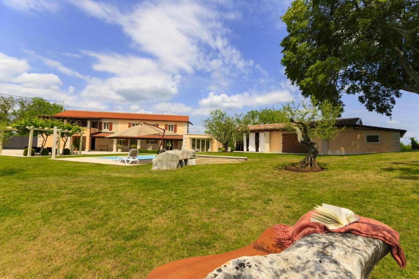 Villa Viscum In Central Istria For 8 Persons With Large Garden - Pet Friendly بازين المظهر الخارجي الصورة