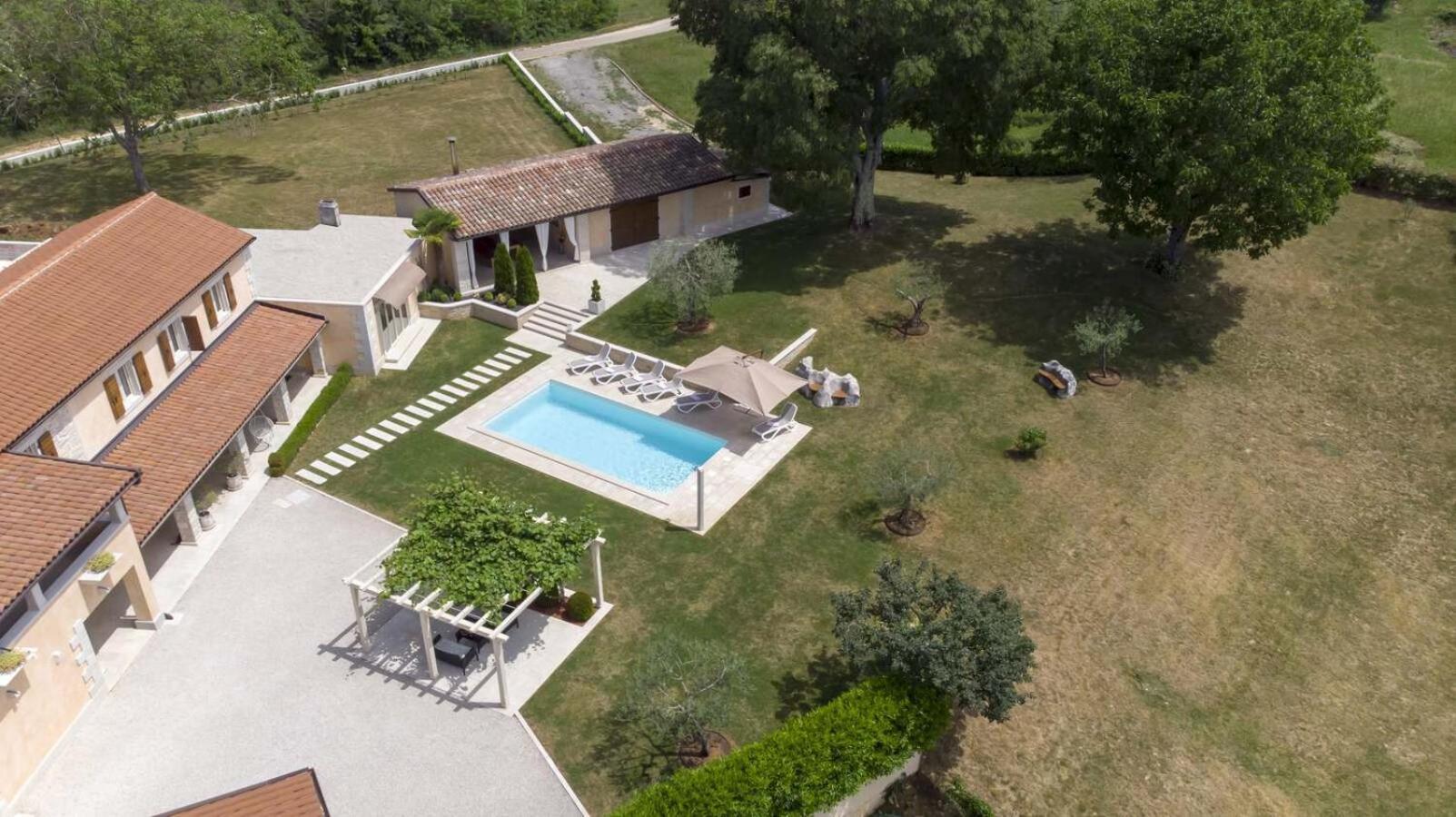 Villa Viscum In Central Istria For 8 Persons With Large Garden - Pet Friendly بازين المظهر الخارجي الصورة