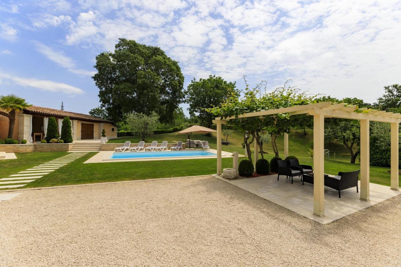 Villa Viscum In Central Istria For 8 Persons With Large Garden - Pet Friendly بازين المظهر الخارجي الصورة