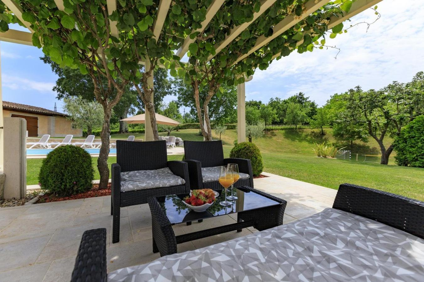 Villa Viscum In Central Istria For 8 Persons With Large Garden - Pet Friendly بازين المظهر الخارجي الصورة