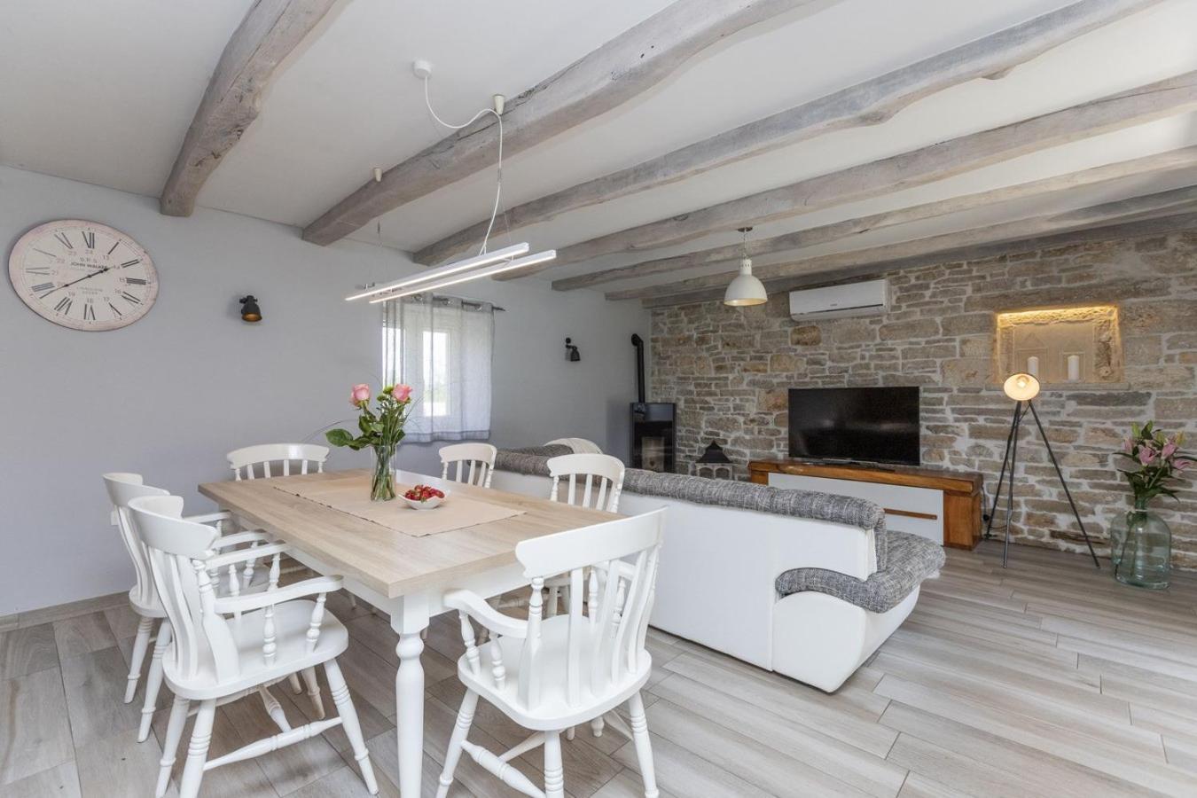 Villa Viscum In Central Istria For 8 Persons With Large Garden - Pet Friendly بازين المظهر الخارجي الصورة