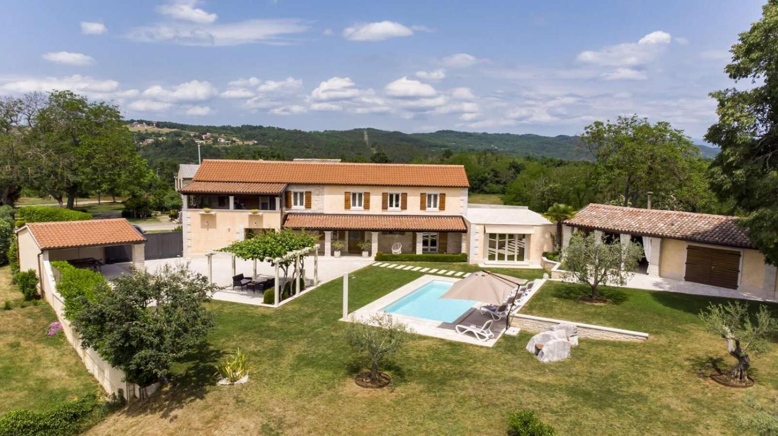 Villa Viscum In Central Istria For 8 Persons With Large Garden - Pet Friendly بازين المظهر الخارجي الصورة